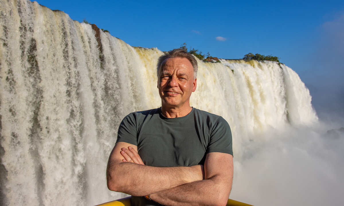 Der aus Köln stammende Jörg Schäfer (58) aus Meierskappel in der Schweiz vermittelt für rund 9.000 Euro Jahrespakete zum Bitcoin Schürfen oder Green Mining in Paraguay wegen billigen Stroms aus Wasserkraft – doch Paraguay hat Stromprobleme wegen vieler illegaler Miner © Pressefoto-Download seiner Treecycle AG (vormals bis November 2024 Global TREE Project AG, kurz GTP AG) aus Hünenberg in der Schweiz